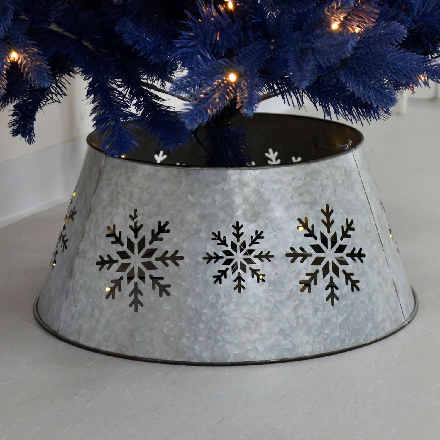 Metal Tin Silver Christmas Tree Skirt Light Up Snowflake 3 Metal Tin Silver Christmas Tree Skirt Light Up Snowflake